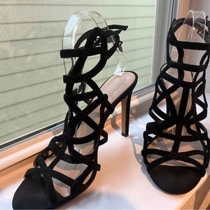 Vince Camuto Woman’s Shoes Black Suede Cage Style 4 1/2” Heels Size 9 Kenna